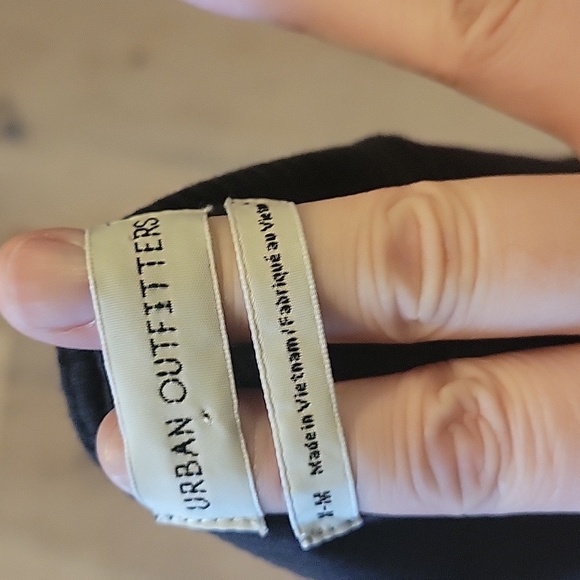 Urban Outfitters Black Long Sleeved Puffed Crop Top Size Medium - Picture 4 of 4